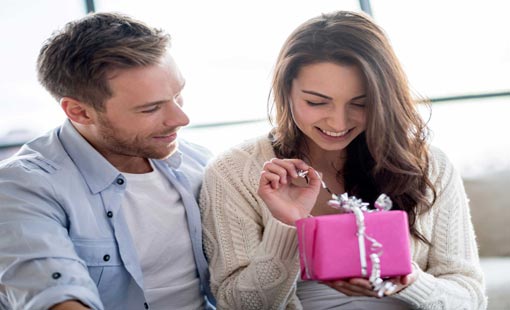 دور الهدايا في تعزيز الحبّ بين الزوجين